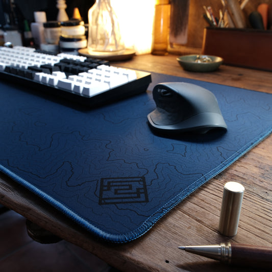 Kayzen Lab Terra Desk Mat – Bleu Topographic Edition (900×400 mm)