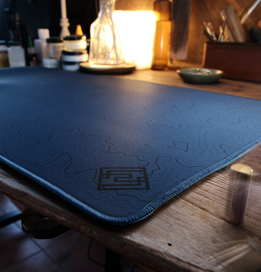 Kayzen Lab Terra Desk Mat – Bleu Topographic Edition (900×400 mm)